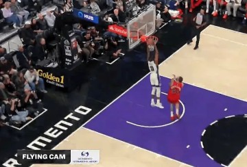 必发体育-蒙克背运过人完成双手暴扣，目前5中5、三分3中3得到13分